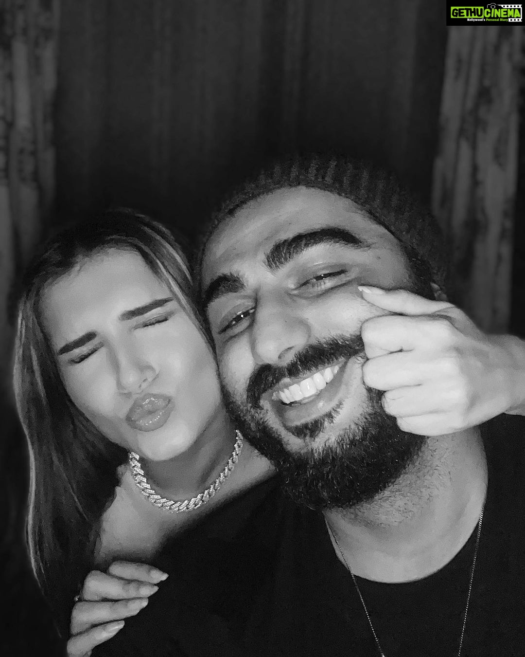 Arjun Kapoor Instagram - Can someone explain why this Villain is obsessed with pulling my cheeks ??? @tarasutaria #ekvillainreturns #throwback #cheekygal