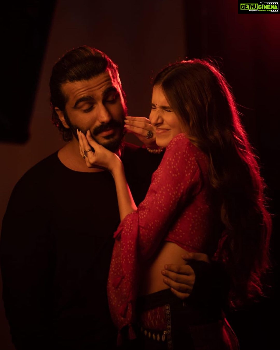 Arjun Kapoor Instagram - Can someone explain why this Villain is obsessed with pulling my cheeks ??? @tarasutaria #ekvillainreturns #throwback #cheekygal