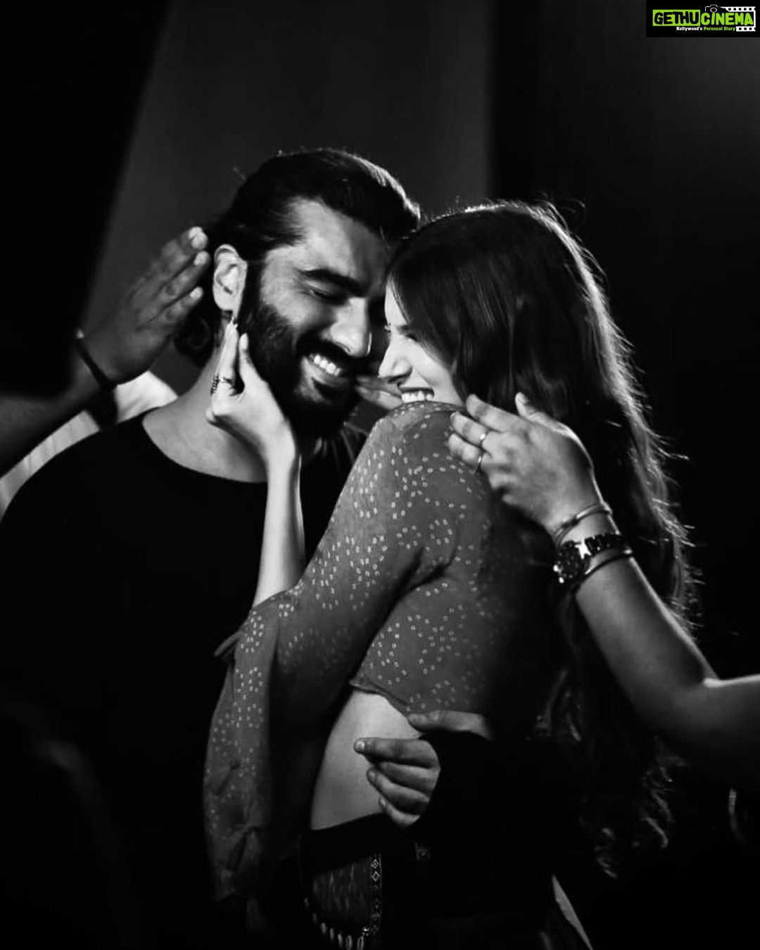 Arjun Kapoor Instagram - Can someone explain why this Villain is obsessed with pulling my cheeks ??? @tarasutaria #ekvillainreturns #throwback #cheekygal