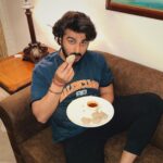 Arjun Kapoor Instagram - Your #Monday is full of weekend fomo, and I am busy enjoying my momo. 🥟 We're not the same bro. 😎