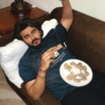 Arjun Kapoor Instagram - Your #Monday is full of weekend fomo, and I am busy enjoying my momo. 🥟 We're not the same bro. 😎