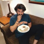 Arjun Kapoor Instagram – Your #Monday is full of weekend fomo, and I am busy enjoying my momo. 🥟

We’re not the same bro. 😎