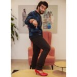 Arjun Kapoor Instagram - Recreating an imagery that became a mnemonic for social equality! Feeling proud wearing high heels again to urge everyone to champion women. Also, no work should be seen through the lens of gender. Let’s strive to achieve equality at all times. Thank you visionary R. Balki for trusting me with Ki & Ka and for making me a part of a project that I will always be very proud of! #6YearsOfKiAndKa @kareenakapoorkhan #RBalki @erosnow #HopeProductions