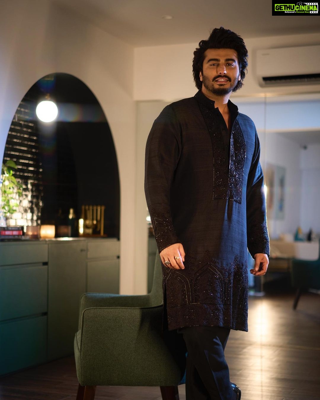 Arjun Kapoor Instagram - Feels good to be home for Diwali #HappyDiwali 🪔 Outfit @manishmalhotraworld Styled by @ekalakhani Assisted by @sonakshivip @nandini._.khetan Make Up @vickybanatkar Hair @bashirsayyed.hair Photographed by @beejlakhani