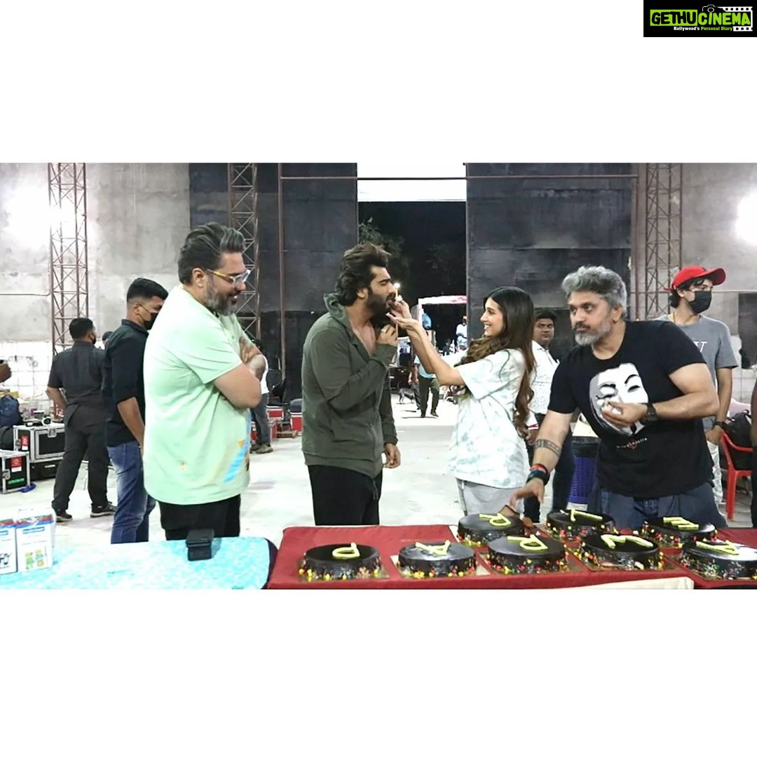 Arjun Kapoor Instagram - 📢 Jo bhi important kaam kar rahe ho, sab karo adjourn. Because we have wrapped up #EkVillainReturns! @ektarkapoor #BhushanKumar #KrishanKumar @mohitsuri @shobha9168 @ruchikaakapoor @thejohnabraham @dishapatani @tarasutaria @amulvmohan @balajimotionpictures @tseriesfilms @tseries.official #BalajiMotionPictures @shivchanana