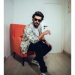 Arjun Kapoor Instagram - Bring it on, Monday. This is how I am facing you. 😎 📷 @bharat_rawail 🕺🏽@zunailimalik