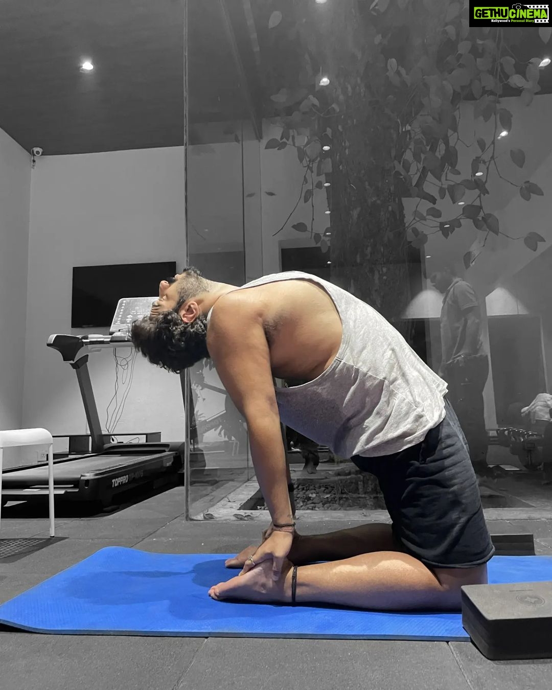 Arjun Kapoor Instagram - I've just started a new journey, discovering Iyengar yoga. It started with wanting to sort my posture, open up my hip joint and fix my lower back injury issues. Thanks to @sarvesh_shashi, @malaikaaroraofficial and my instructor @yoga_subhamsri, I've have been able start the process to realign the mind & body. Forever grateful !!! 🙏🏼 #MondayMotivation #WorkInProgress @sarvayogastudios