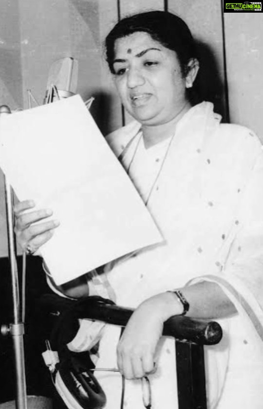 Arjun Kapoor Instagram - In the world of Music, an era comes to an end. My condolences to the fans, family and friends of #LataMangeshkar ji 💔 Om Shanti 🙏