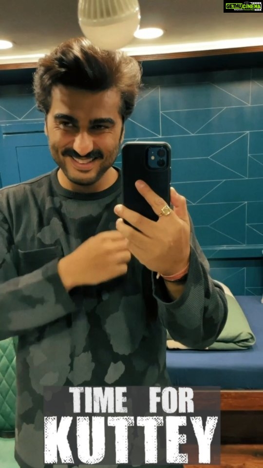 Arjun Kapoor Instagram - My hairstyle is called - 'Let's roll!' ✂️🎬 #Kuttey @aasmaanbhardwaj #LuvRanjan @vishalrbhardwaj @gargankur82 @rekha_bhardwaj #BhushanKumar #Gulzar @luv_films @vbfilmsofficial @tseriesfilms @tseries.official