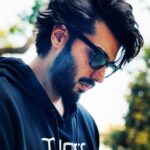 Arjun Kapoor Instagram - Ok so the song & image have no connection whatsoever... I’m just a filmy keeda who loves his 90s retro vibe... Yup the song is from 1996 that’s 25 years ago... feel old yet ???