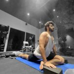 Arjun Kapoor Instagram - I've just started a new journey, discovering Iyengar yoga. It started with wanting to sort my posture, open up my hip joint and fix my lower back injury issues. Thanks to @sarvesh_shashi, @malaikaaroraofficial and my instructor @yoga_subhamsri, I've have been able start the process to realign the mind & body. Forever grateful !!! 🙏🏼 #MondayMotivation #WorkInProgress @sarvayogastudios