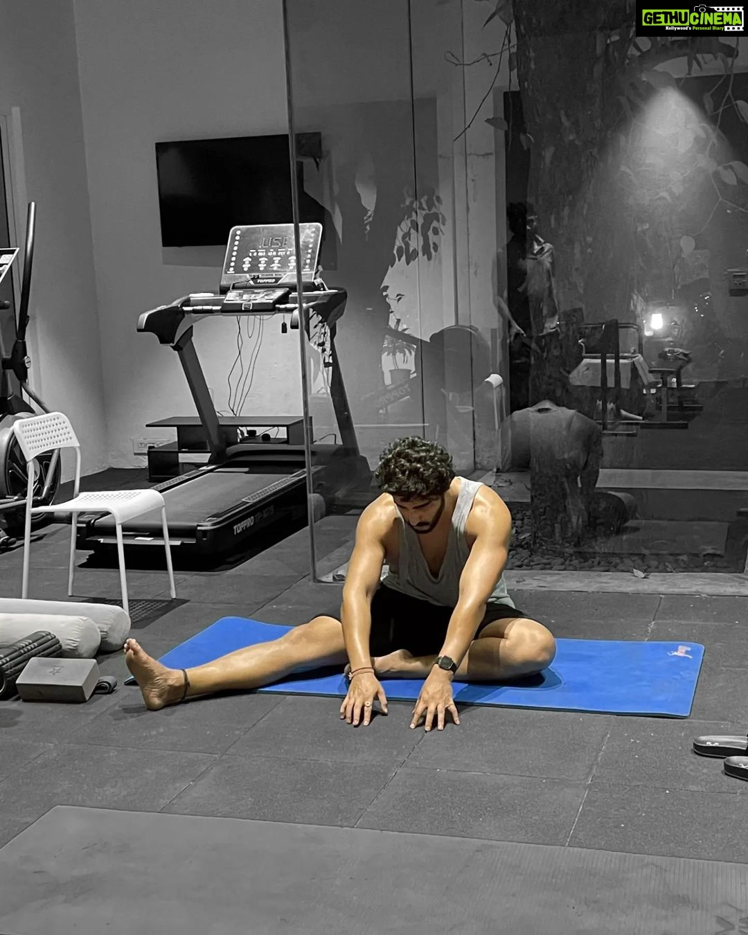 Arjun Kapoor Instagram - I've just started a new journey, discovering Iyengar yoga. It started with wanting to sort my posture, open up my hip joint and fix my lower back injury issues. Thanks to @sarvesh_shashi, @malaikaaroraofficial and my instructor @yoga_subhamsri, I've have been able start the process to realign the mind & body. Forever grateful !!! 🙏🏼 #MondayMotivation #WorkInProgress @sarvayogastudios
