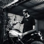 Arjun Kapoor Instagram - Swipe right to meet my new friend. I usually try & meet her over the weekend 🤟🏼 @ducati @ducati_india @scramblerducati #ducatiscrambler #scramblerducati 📷 - @bharat_rawail