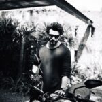 Arjun Kapoor Instagram - Swipe right to meet my new friend. I usually try & meet her over the weekend 🤟🏼 @ducati @ducati_india @scramblerducati #ducatiscrambler #scramblerducati 📷 - @bharat_rawail