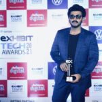 Arjun Kapoor Instagram - Thank you so much for honouring me with the Tech Celeb of the Year 2021 award. Through 2020 and 2021 I have been able to reach out to many people through my social media platforms and initiate conversations on my fitness journey. We are all #WorkInProgress so let’s keep at it 🙌 . . @exhibitmagazine @ramesh_somani #Exhibittechawards21