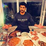 Arjun Kapoor Instagram - When @drewnealpt is away I finally get to play !!! Here’s to @rheakapoor & @karanboolani for outdoing the hospitality & food one meal at a time !!! #treatmeal #thanksgivingdinner #superspread