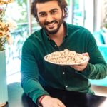Arjun Kapoor Instagram - If you are wondering what you would like to gift your family and friends this festive season, I have a perfect suggestion – California pistachios! One of the lowest calorie nuts, it is also a great plant-based source of protein... Super healthy, super tasty, easy to carry and easy to store. Just buy from any dry fruit store or log on to any e-commerce platform and search for "California pistachios" and chose from the many brands that sell them in India. @americanpistachios.india Stay safe, Stay healthy. Happy Navratras and Happy Diwali in advance! #CaliforniaPistachios #Pistachios #AmericanPistachiosIndia #AmericanPistachios