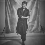 Arjun Kapoor Instagram – Walking into the new year wearing @kunalrawalofficial @kunalrawaldstress 
📸 – @sheldon.santos