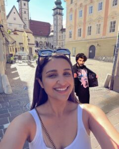 Arjun Kapoor Instagram - Pari you travel the world and I travel with you in your heart. Happy birthday to the World Tourism Ambassador! You deserve the title.

@parineetichopra