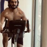 Arjun Kapoor Instagram – Weekend plan ??? hardwork hardwork & more hardwork… 
Mehnat ka phal sabko dikhana banta hai 🧿🧿🧿
.
.
#WorkInProgress @drewnealpt @akshayarora3