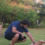 Arjun Kapoor Instagram - Just a day in my life when I’m not out working but I’m still working out😜😄 . . . @drewnealpt @akshayarora3 @onegreymood @throwbakc @alibaugvillarentals #Alibaug #Bootcamp