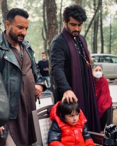 Arjun Kapoor Instagram - Happy belated birthday Bebo !!! I just wanted an excuse to post this image of Tim, Nawab Saab & Me but we all know even out of focus you shall always be the centre of attention in every frame...
Here’s to more good times on & off set especially when we make you also do the sequel to Bhoot Police !!! @kareenakapoorkhan #itsabiggish