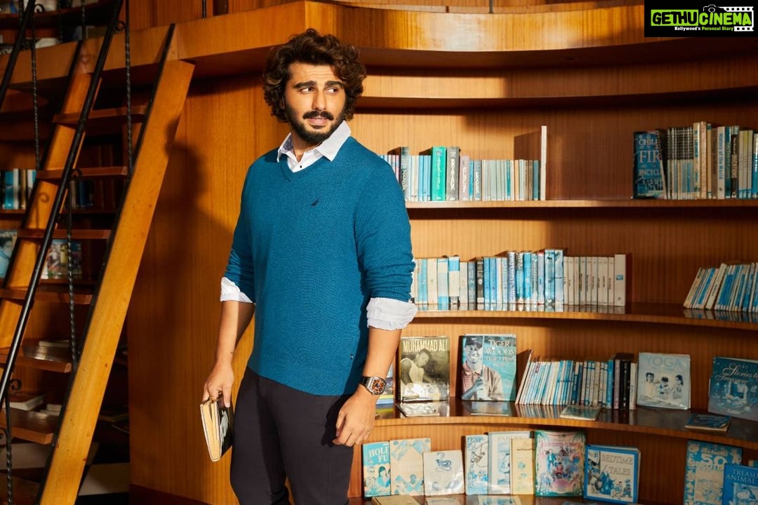 Arjun Kapoor Instagram - Style is very personal and there are very few brands that understand the essence of style and comfort. Nautica‘s latest collection is a mix of all my favourite outfits, fits and colours. Shop my favourite styles from #FallHoliday collection in @nautica.in stores near you, on @myntra & @flipkart. #FallHoliday #AKXNAUTICA #NauticaFallHolidayCollection @nautica #SpareMomentsByNautica