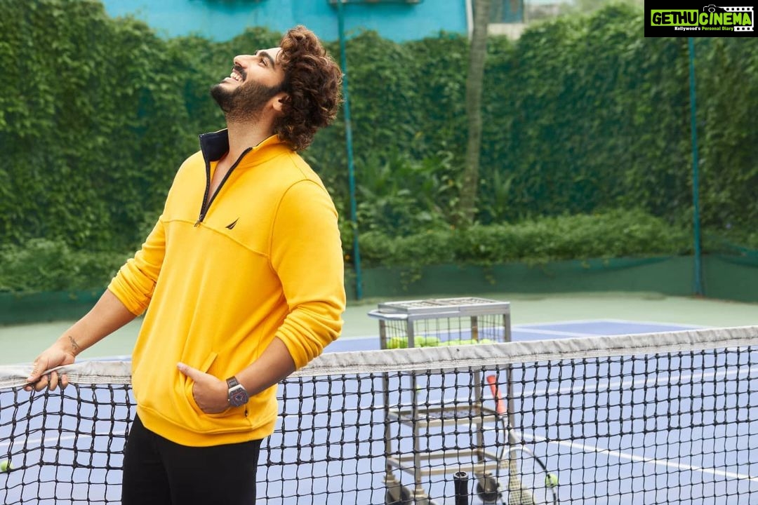Arjun Kapoor Instagram - Style is very personal and there are very few brands that understand the essence of style and comfort. Nautica‘s latest collection is a mix of all my favourite outfits, fits and colours. Shop my favourite styles from #FallHoliday collection in @nautica.in stores near you, on @myntra & @flipkart. #FallHoliday #AKXNAUTICA #NauticaFallHolidayCollection @nautica #SpareMomentsByNautica