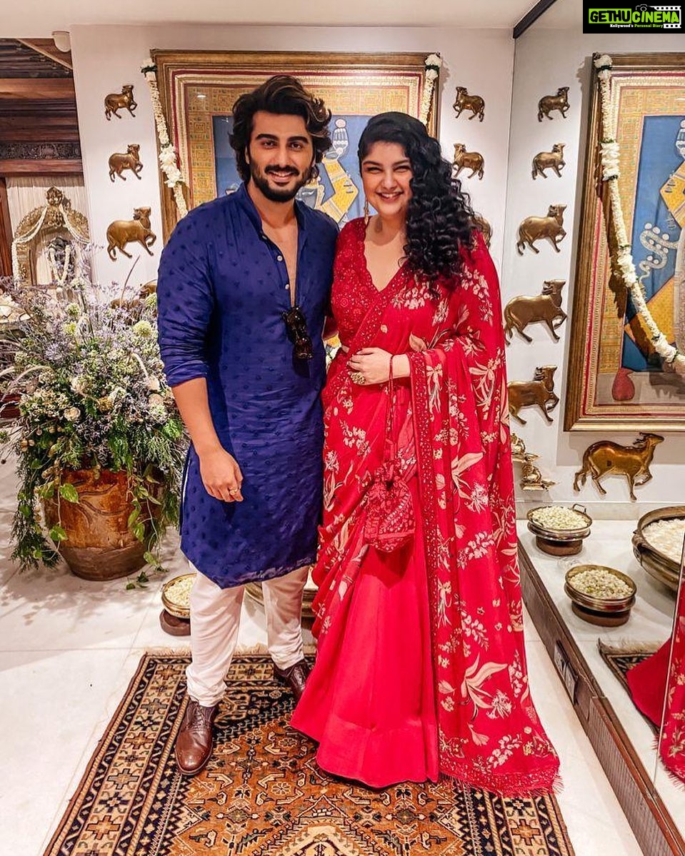 Arjun Kapoor - 330.4K Likes - Feeling cute, won’t delete later 💙❤️
📸: @karishma