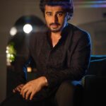 Arjun Kapoor Instagram - Feels good to be home for Diwali #HappyDiwali 🪔 Outfit @manishmalhotraworld Styled by @ekalakhani Assisted by @sonakshivip @nandini._.khetan Make Up @vickybanatkar Hair @bashirsayyed.hair Photographed by @beejlakhani