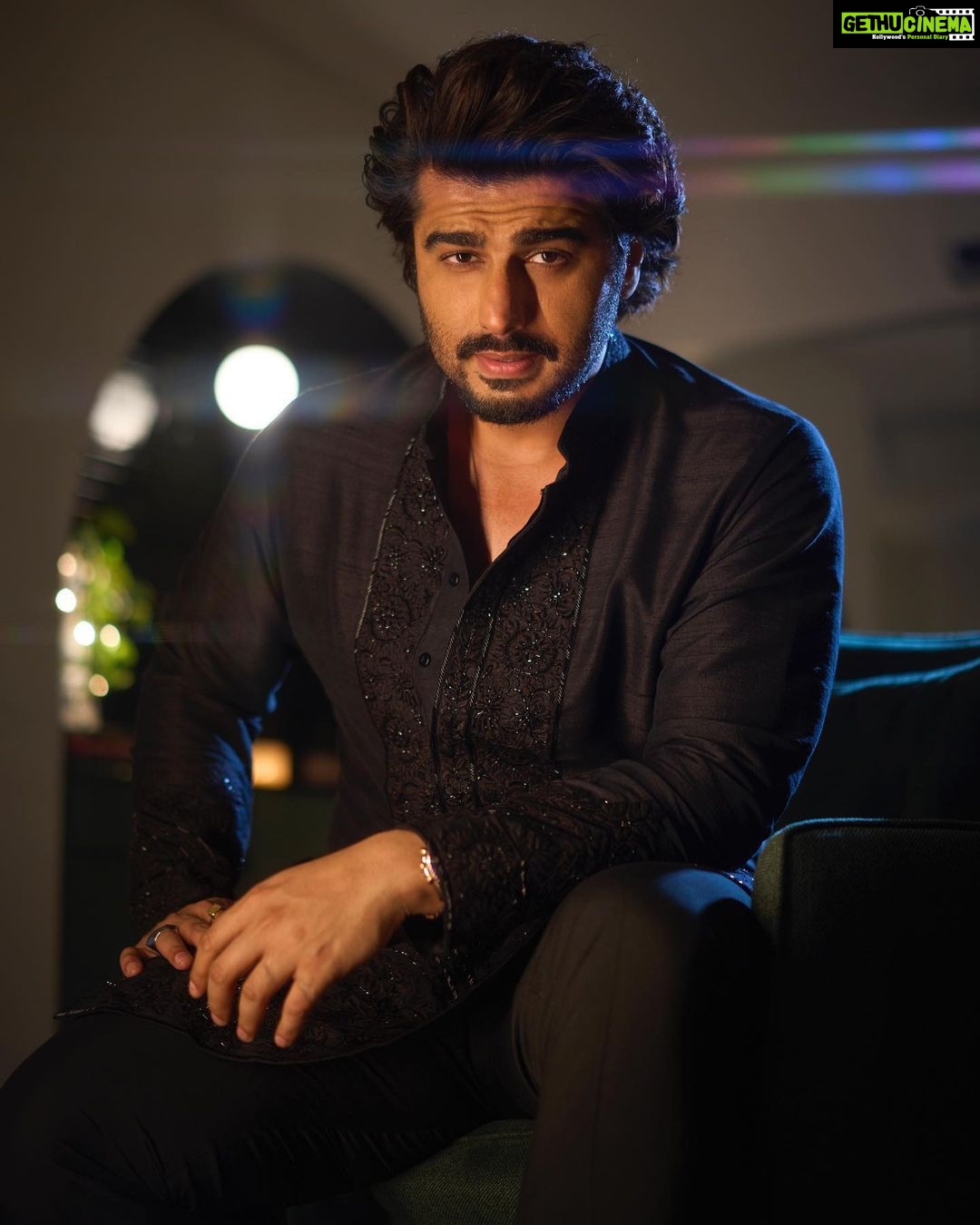 Arjun Kapoor Instagram - Feels good to be home for Diwali #HappyDiwali 🪔 Outfit @manishmalhotraworld Styled by @ekalakhani Assisted by @sonakshivip @nandini._.khetan Make Up @vickybanatkar Hair @bashirsayyed.hair Photographed by @beejlakhani
