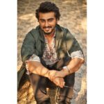 Arjun Kapoor Instagram – Screw it… let’s smile & face the week ahead 😇

Photographer: @rohanshrestha 
Styled by: @abhilashatd