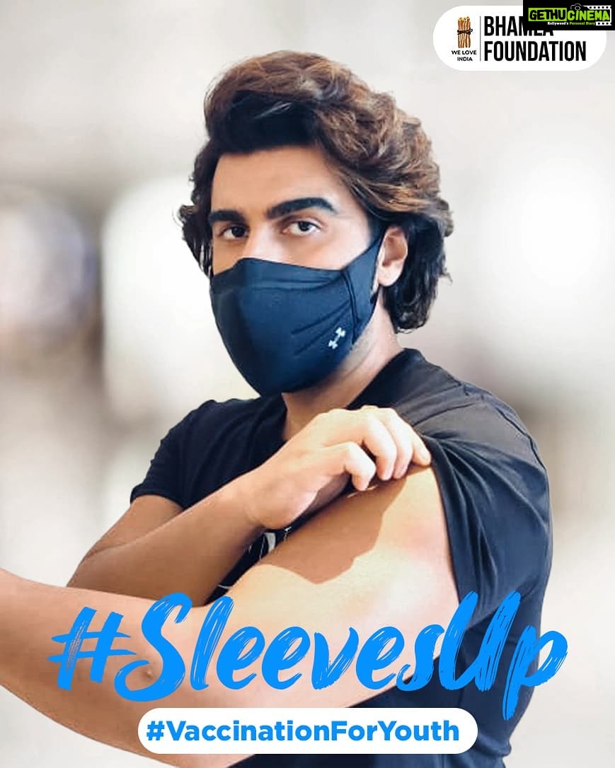 Arjun Kapoor Instagram - It’s time for the youth to lead the way forward in the fight against the pandemic by getting vaccinated! @bhamlafoundation @saherbhamla #VaccinationFor18Plus #BhamlaFoundation #SleevesUp to help end the pandemic! Register yourself by clicking on the link in my bio.