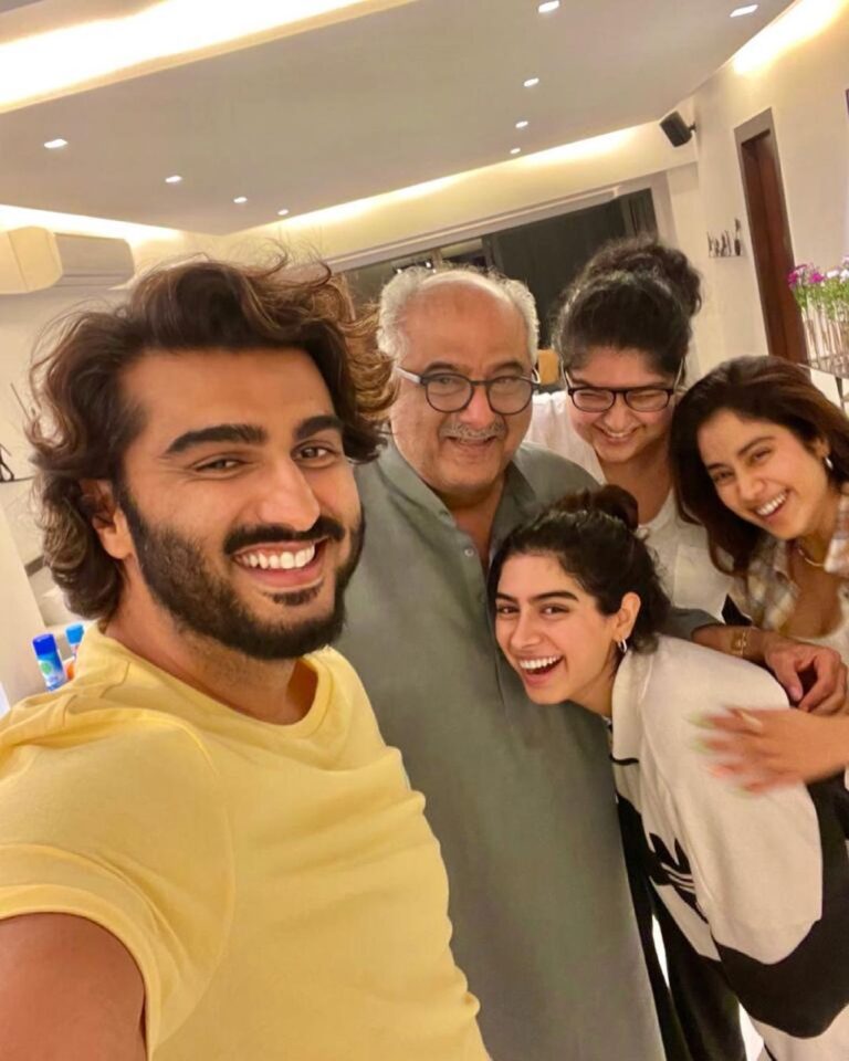 Arjun Kapoor Instagram - The father, the daughters & the son. Our Father’s Day dinner... Smiles are appreciated any day of the week but today just felt even more sweeter...