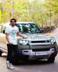 Arjun Kapoor Instagram - Thank you Modi Motors Jaguar Land Rover Worli for this cool experience!! 'Faraar' hone ka naya bahana with my new Land Rover #Defender.
@landrover_modimotors.worli