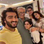 Arjun Kapoor Instagram - The father, the daughters & the son. Our Father’s Day dinner... Smiles are appreciated any day of the week but today just felt even more sweeter...