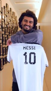 Arjun Kapoor Instagram - Rooting for you tonight @leomessi cause no one deserves this one more than you! ⚽ All hail the G.O.A.T! #LeoMessi #FIFAWorldCup2022 #ArgentinaVsFrance 🇦🇷