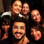 Arjun Kapoor Instagram - Always been a ladies man !!! 😉 So happy & proud of what I got to see last night... To all the ladies of #sardarkagrandson in front of the camera, also behind it & especially the 2 producers at @emmayentertainment missing from this picture who worked tirelessly to make this dream a reality... @madhubhojwani @onlyemmay @neena_gupta @sonirazdan @divyasethshah @rakulpreet @kaachua