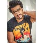 Arjun Kapoor Instagram - धुप 🌞 🕶️ @hindustantimes @htbrunch Editor and writer: @jamalshaikh Photographer: @rohanshrestha Styled by: @abhilashatd Hairstylist: Arsalan, Bashir from @aalimhakim Make-up: @vickybanatkar #ArjunAndAnshula
