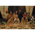Arjun Kapoor Instagram - Really excited to share this warm family entertainer with you all! ‘Ab home coming nahi, home is coming’ soon on @netflix_in #AbMenuMeinSabNew @kaachua @onlyemmay @madhubhojwani @nikkhiladvani @anuja.chauhan @amitoshnagpal @neena_gupta @rakulpreet @thejohnabraham @aditiraohydari #sonirazdan @kumud_mishra @divyasethshah @emmayentertainment @johnabrahament @tseries.official #SardarKaGrandson