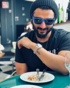 Arjun Kapoor Instagram - Who wore em better ???
Swipe right to know my answer !!! 😉
#throwbackmemories #paris