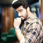Arjun Kapoor Instagram - Chilling in chequered ⬛🟫⬛ Love the post pack up shoot always !!! @avigowariker