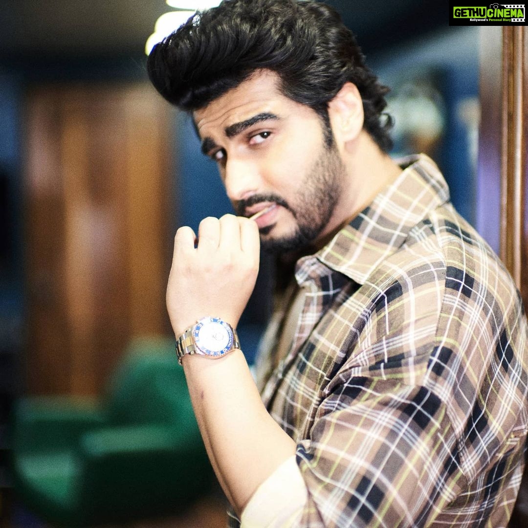 Arjun Kapoor Instagram - Chilling in chequered ⬛🟫⬛ Love the post pack up shoot always !!! @avigowariker