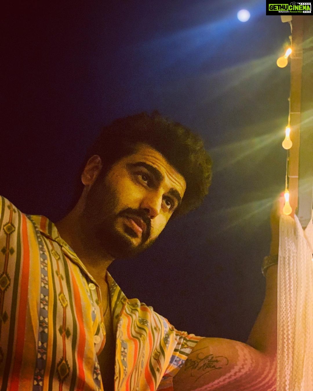 Arjun Kapoor Instagram - A dreamer is one who can only find his way by moonlight... 📸 - By her. 😉