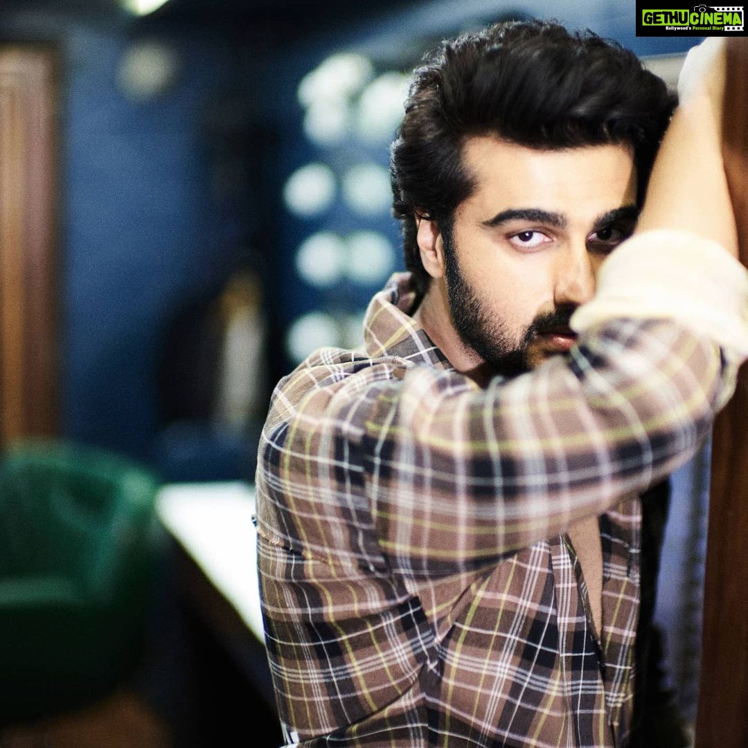 Arjun Kapoor Instagram - Chilling in chequered ⬛🟫⬛ Love the post pack up shoot always !!! @avigowariker