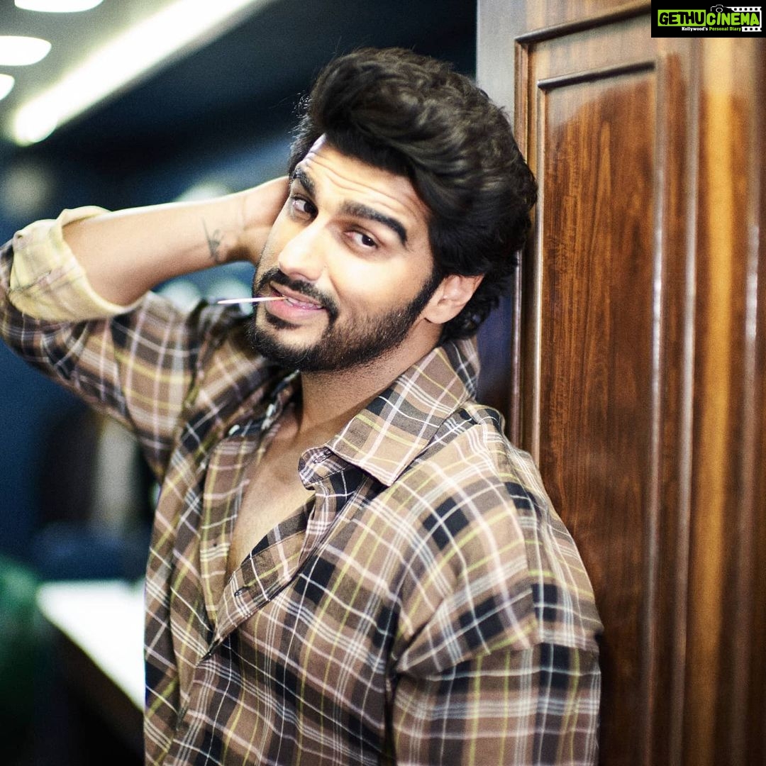 Arjun Kapoor Instagram - Chilling in chequered ⬛🟫⬛ Love the post pack up shoot always !!! @avigowariker
