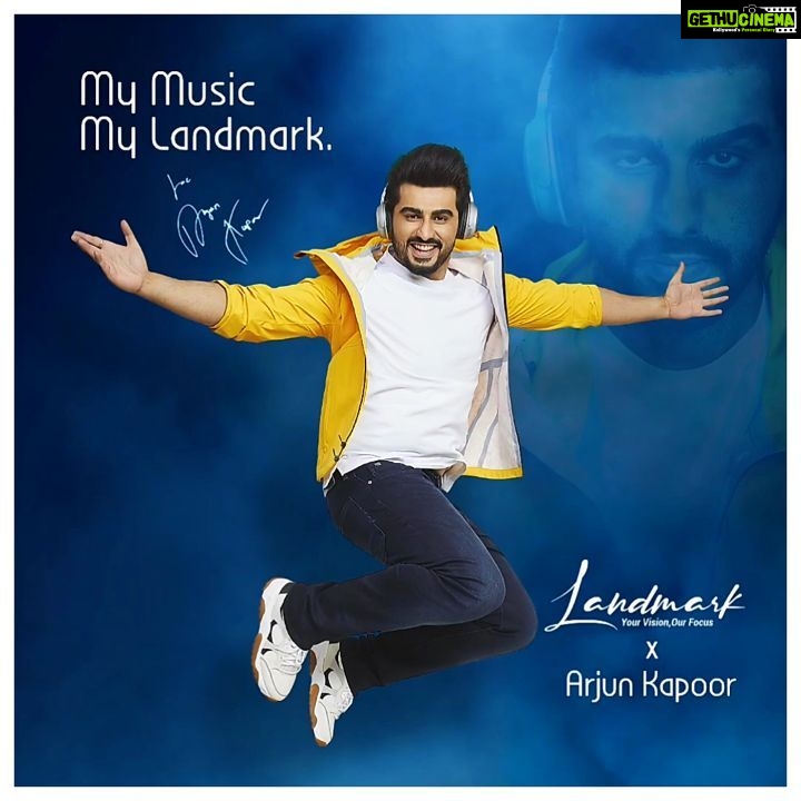 Arjun Kapoor Instagram - Glad to be associated with the most stylish and upbeat music accessories brand ๐ถ @landmarkmusicofficial #LandmarkMuzik offers a stunning range of headphones, speakers, power banks, neckbands, accessories and more! #mymusicmylandmark #LandmarkXArjunKapoor