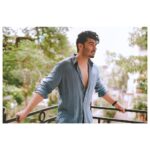 Arjun Kapoor Instagram - Casually chillin' in my balcony and using it as a nice backdrop 😎