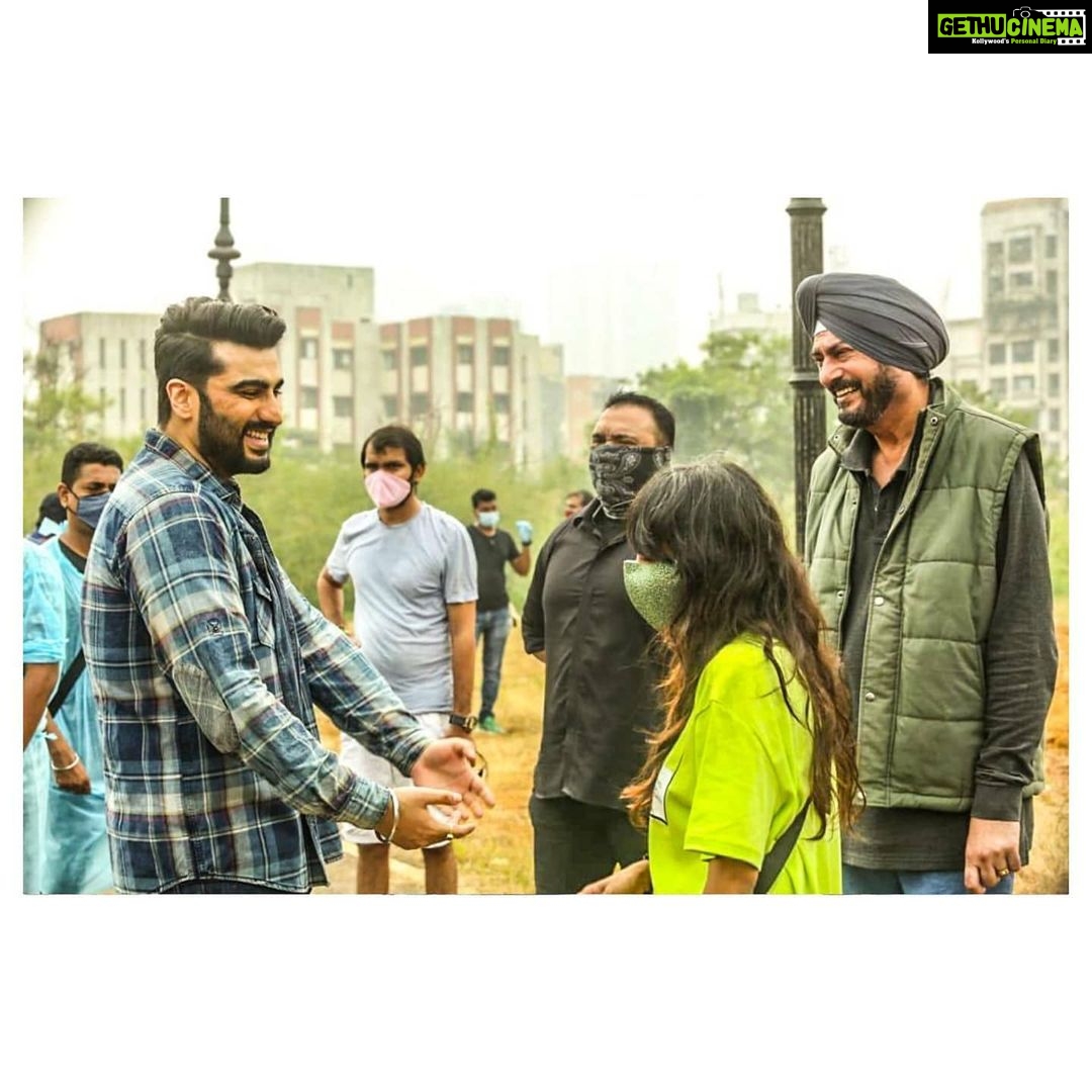 Arjun Kapoor Instagram - I’m back to my happy place ❤️❤️ . @rakulpreet @neena_gupta @kaachua @onlyemmay @madhubhojwani @nikkhiladvani @thejohnabraham #BhushanKumar @divyakhoslakumar #KrishanKumar @tseriesfilms @johnabrahament @emmayentertainment