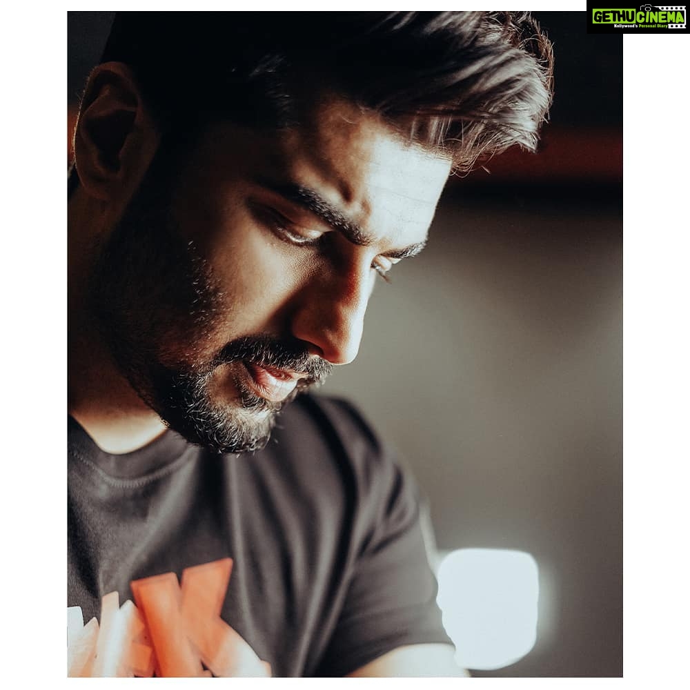 Arjun Kapoor Instagram - 𝑻𝒉𝒆 𝒍𝒊𝒈𝒉𝒕𝒔 𝒘𝒊𝒍𝒍 𝒈𝒖𝒊𝒅𝒆 𝒚𝒐𝒖 𝒉𝒐𝒎𝒆 💡